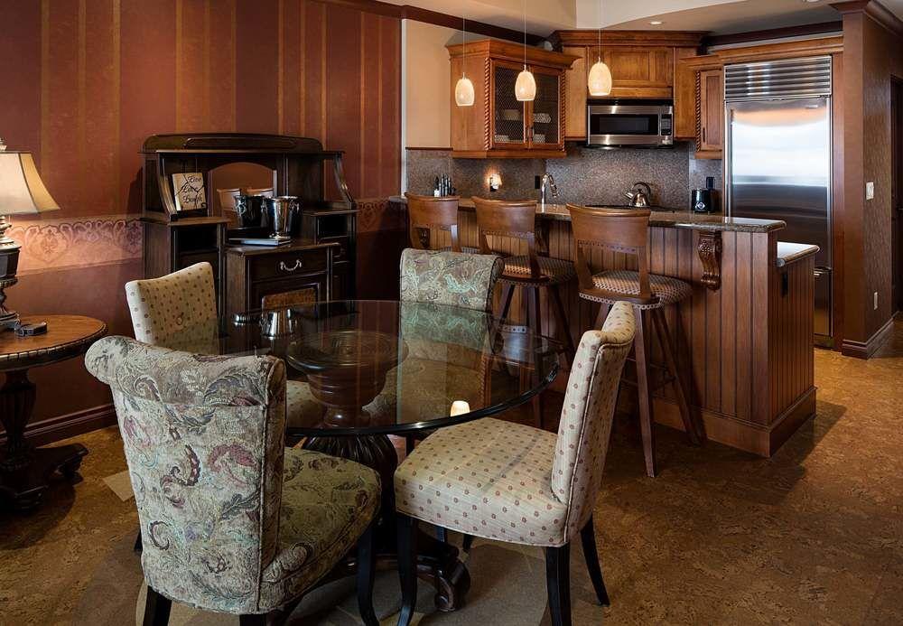 The Royal Kelowna - Bellstar Hotels & Resorts Buitenkant foto